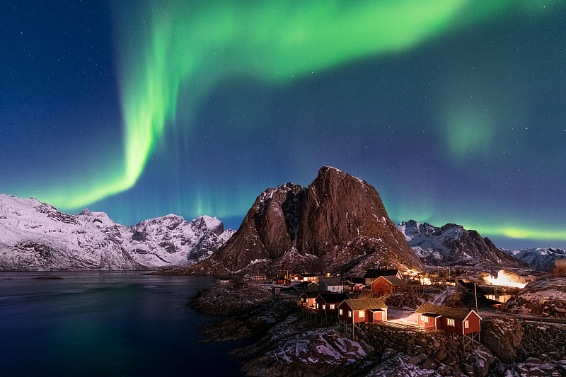 挪威罗浮敦群岛哈姆努瓦村上空的北极光图片素材