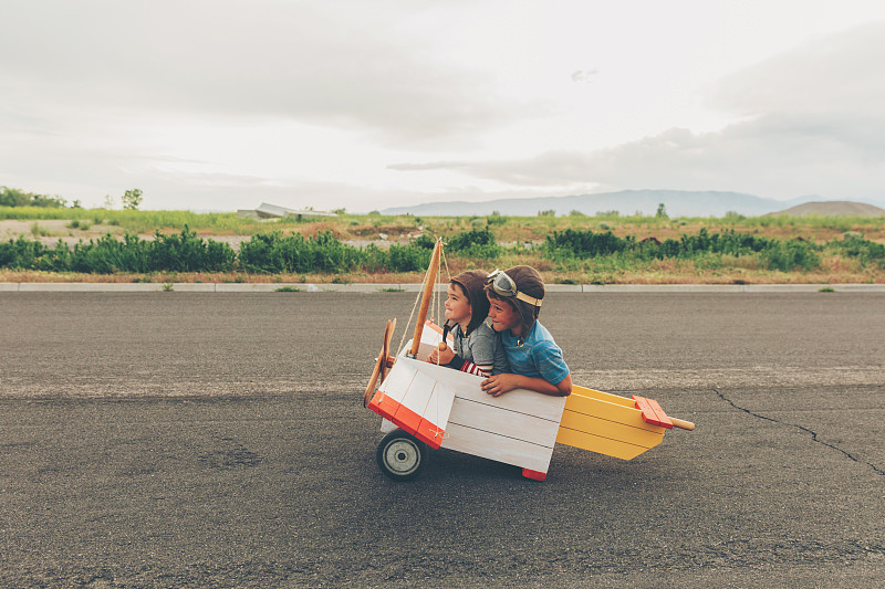 两个小男孩驾驶玩具飞机图片素材