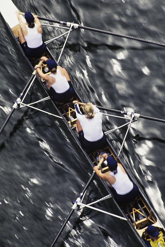 头顶上的一个女性划艇船员在他们的赛艇壳，划艇。图片下载