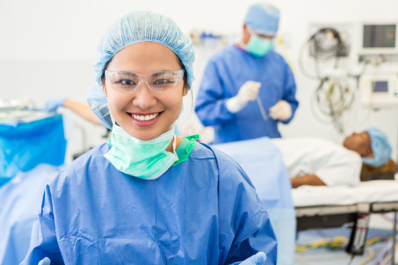 在医院手术室实习的亚洲女性外科医生图片下载