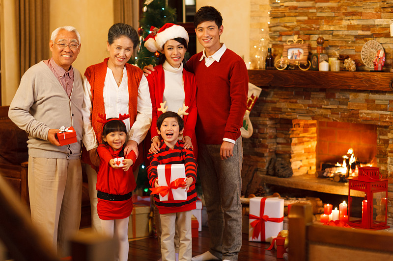东方家庭过圣诞节图片下载