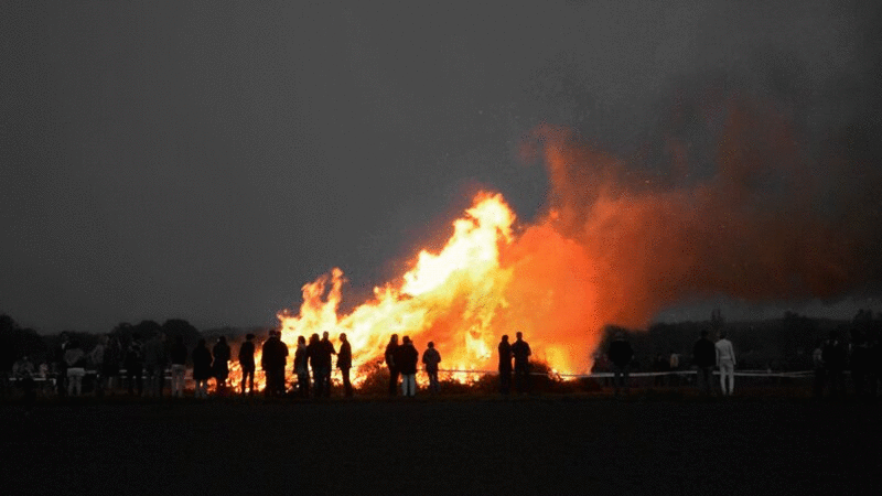 一群人看篝火在黄昏图片下载