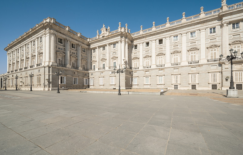 西班牙马德里皇宫前的广场空地图片素材