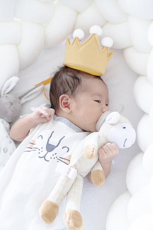 戴王冠的婴儿图片素材