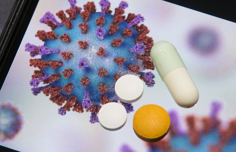冠状病毒图样与药物的特写图片下载
