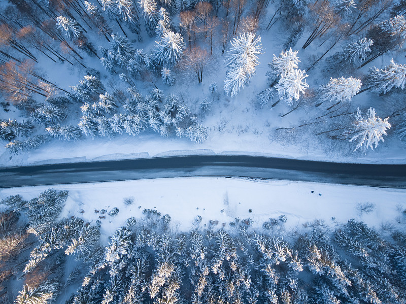 鸟瞰图的道路在冬季森林，Koppl，奥地利图片素材