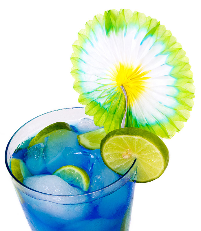 蓝色泻湖饮料的特写与夏季装饰在白色的背景图片下载