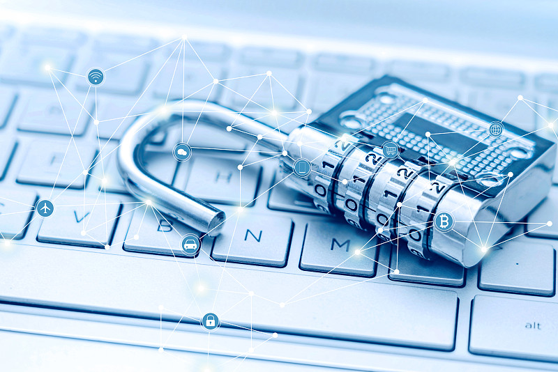 锁子放在电脑键盘上象征信息安全与数据互联图片素材