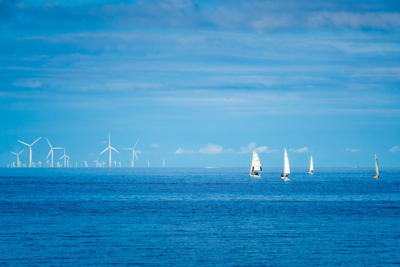 欧洲英国北威尔士兰迪德诺康威城海上风力发电户外风光图片下载