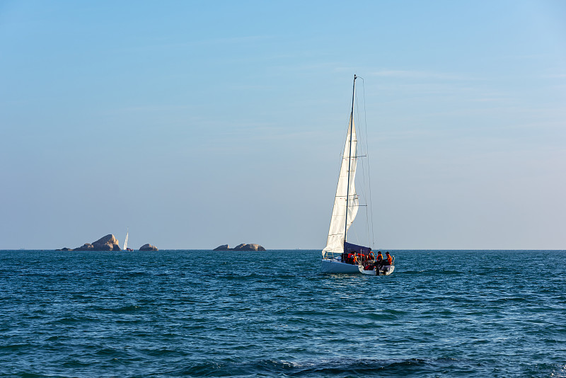 亚洲中国海南省三亚市天涯海角景区海上帆船运动图片素材
