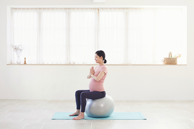 女性，怀孕，瑜伽，平衡，健身球，坐着图片素材