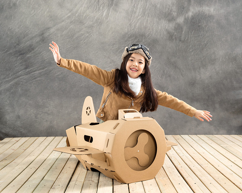驾驶纸飞机的快乐儿童图片素材