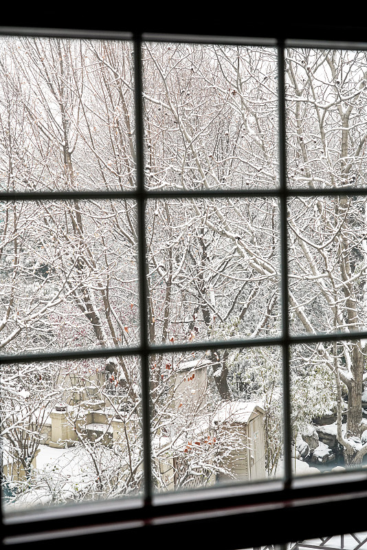 窗户外的雪景图片下载