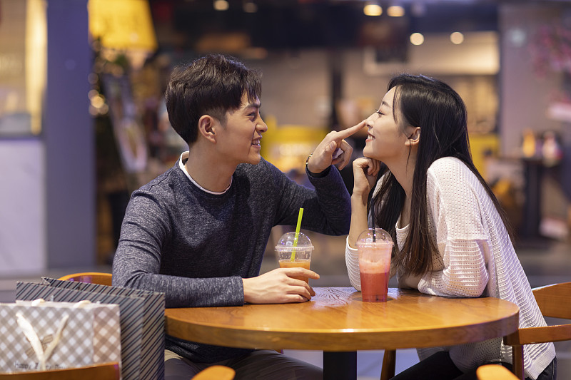 快乐的年轻情侣在商场约会图片素材