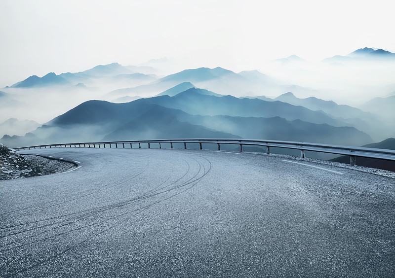 雾灵山全景及高速公路图片素材