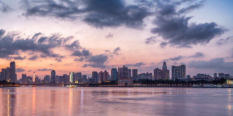 广州珠江新城-广州塔城市天际线滨水夜景图片素材