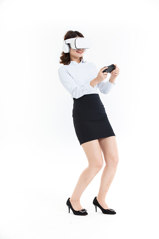带着VR的年轻职业女性图片素材