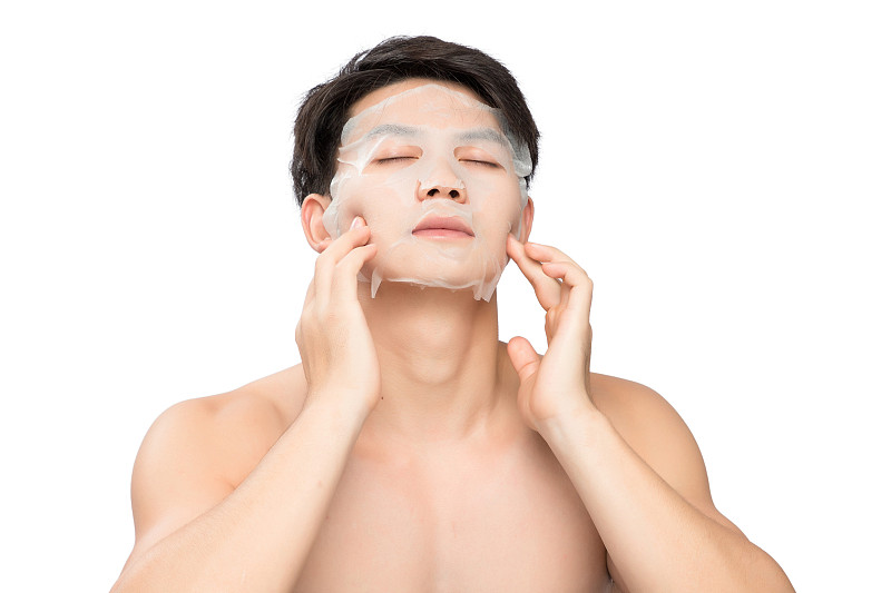 白色背景里的敷着面膜的亚洲男士面部特写，化妆护肤整容图片下载