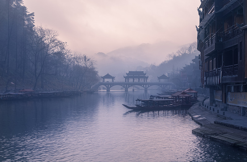 晨雾中的江南古桥和古建筑图片下载