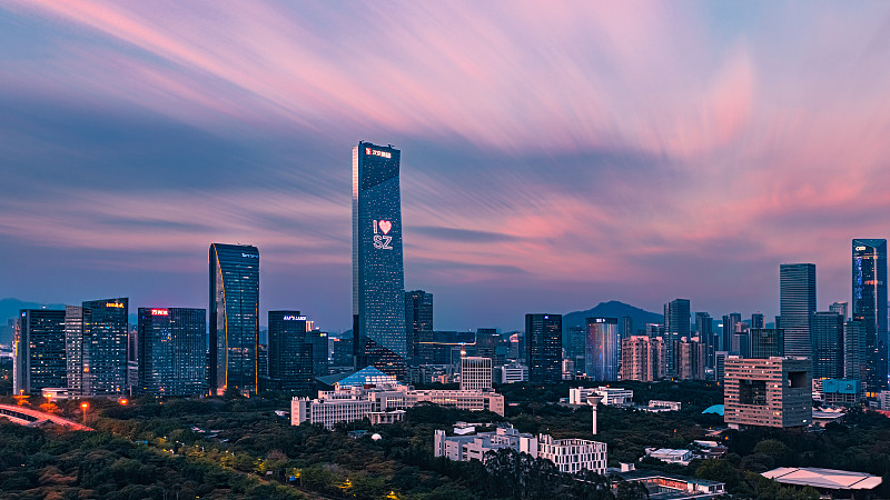 深圳南山，晚霞下的科技之城图片素材