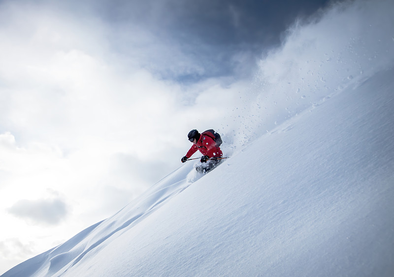 在陡峭的雪坡上滑雪，昂特陶恩，奥地利图片素材