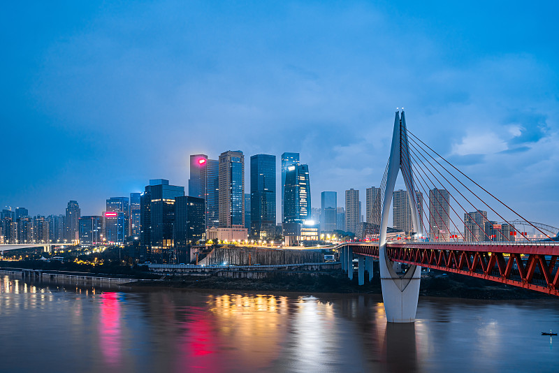 中国重庆市高楼和千厮门大桥城市夜景图片下载