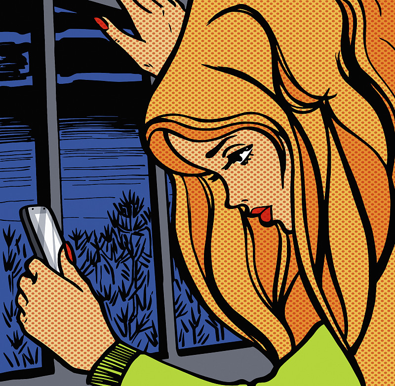 年轻女子晚上在窗边看手机图片素材
