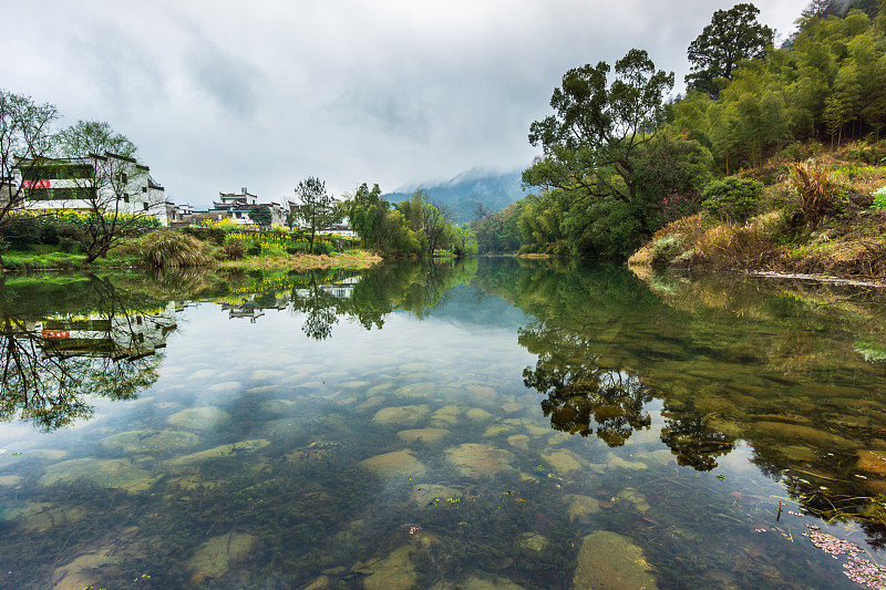 绿树湖水清澈的乡村图片素材