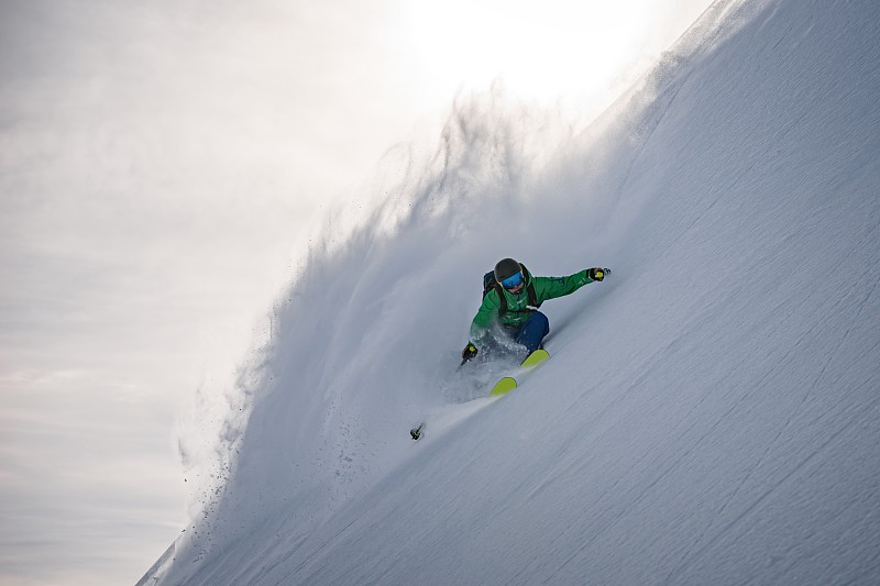 奥地利，沃拉尔伯格，莱赫，男子在雪坡上滑雪图片素材