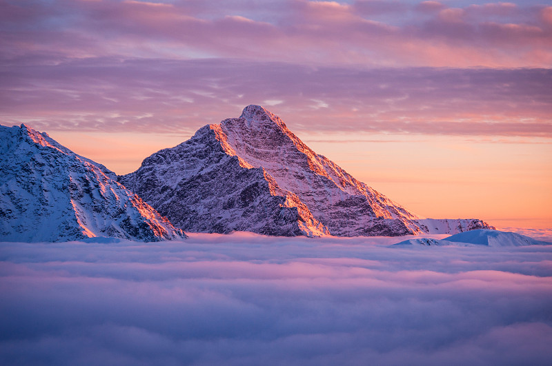 日落时，克里万峰在云层之上，斯洛伐克图片下载