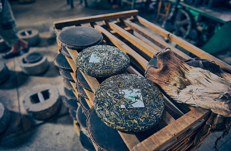 勐海普洱茶工厂熟茶紧压茶工艺手工熟茶传统图片素材