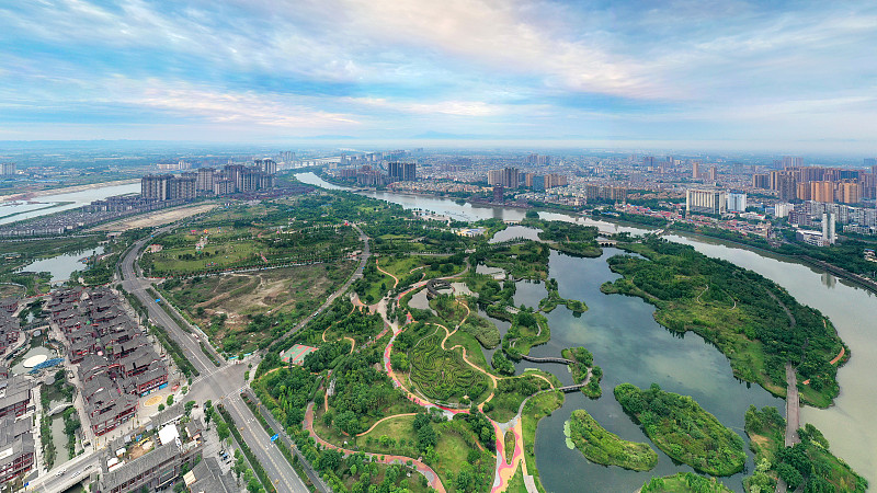 俯瞰四川省眉山市湿地公园、城市风光图片素材