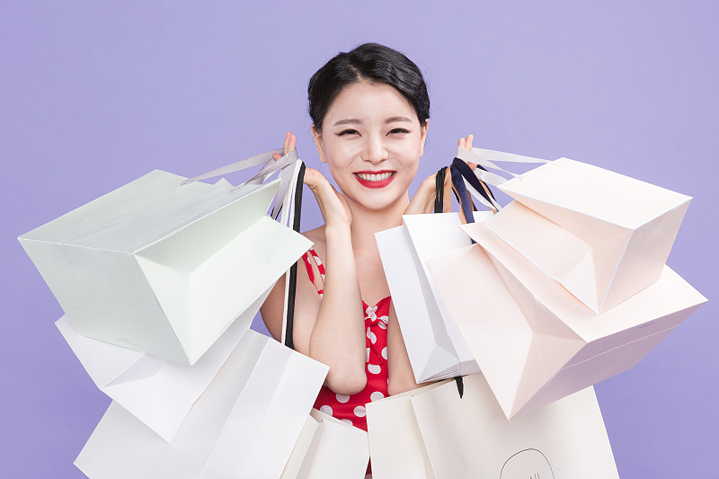 生活方式理念，快乐购物时光。年轻的亚洲女人与购物袋和购物车。524图片下载