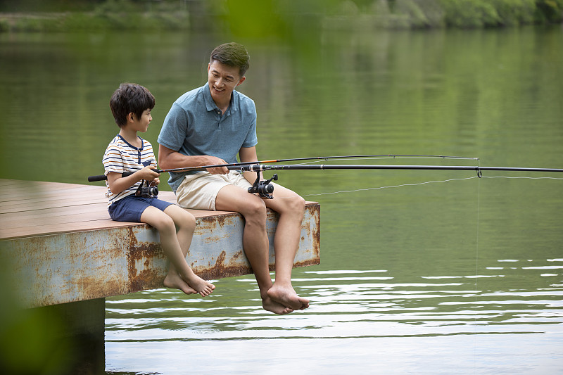 快乐父子在河边钓鱼图片素材