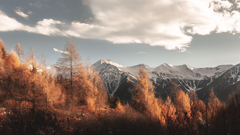 秋天雪山的日落图片素材