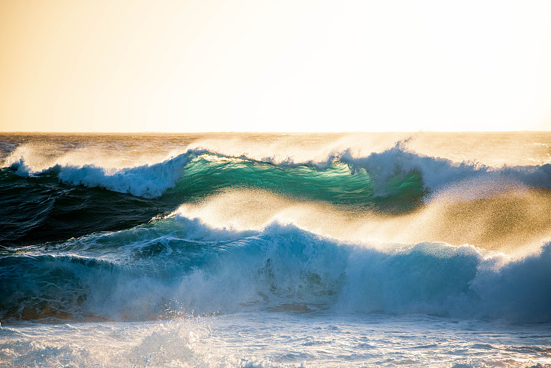 法国科西嘉的卡尔维，大浪拍打着海岸图片下载