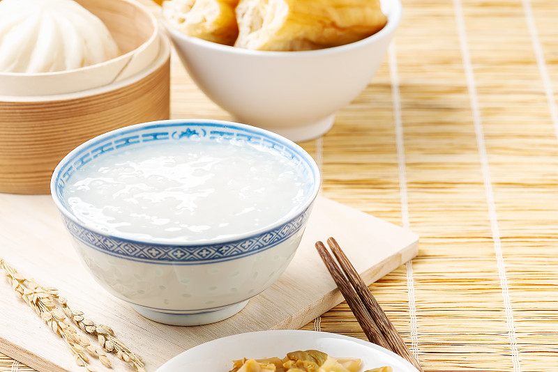 中式早餐白粥配包子图片素材