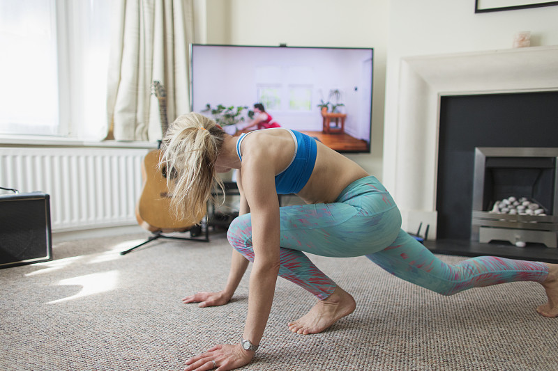 女人在客厅里练在线瑜伽图片下载