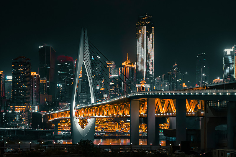 重庆嘉陵江千厮门大桥与渝中半岛繁荣商圈夜景图片素材