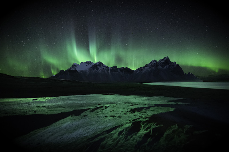 风景的北极光湖对天空在晚上，冰岛Hfn图片素材