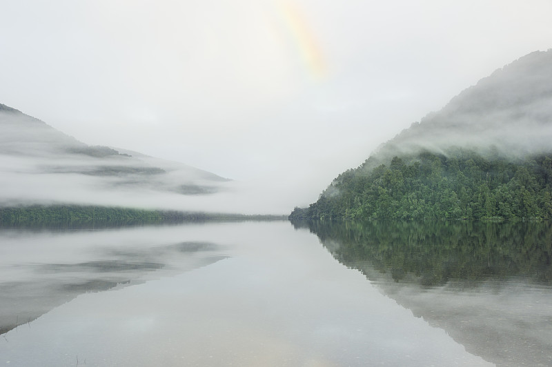 风景湖对天空在雾天气，瓦纳卡，新西兰图片下载