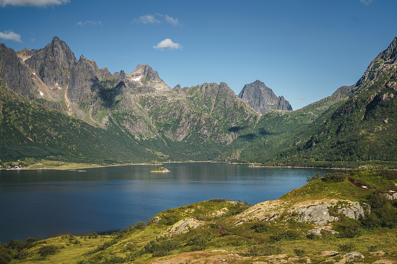 湖和山的风景对天空，斯沃勒，挪威图片素材