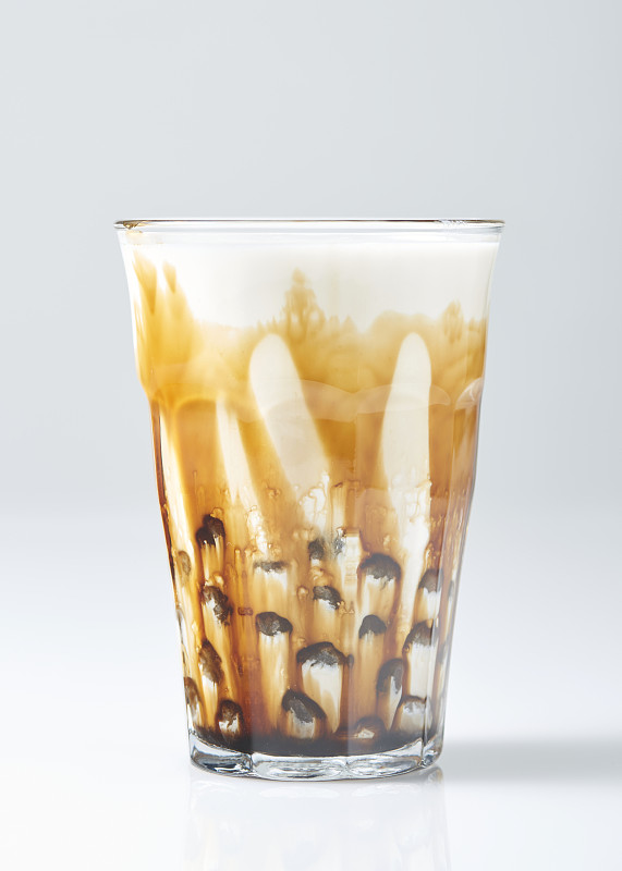 红糖奶茶与木薯珍珠在白色的背景图片素材