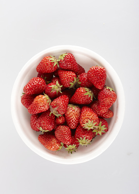 新鲜的草莓独立在白色背景上图片素材