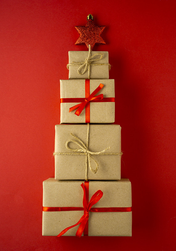 高角度的圣诞礼物在红色的背景图片素材