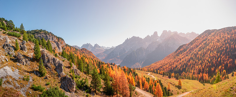 风景的山对晴朗的天空，博尔扎诺，意大利图片下载