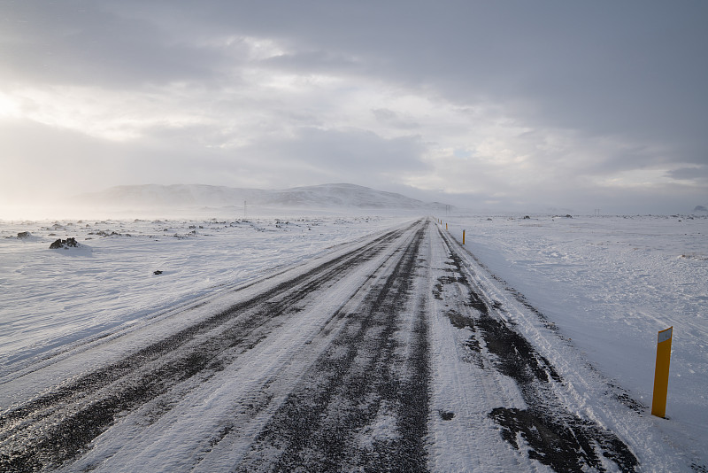 雪景覆盖的土地对天空，雷克雅未克，冰岛图片下载