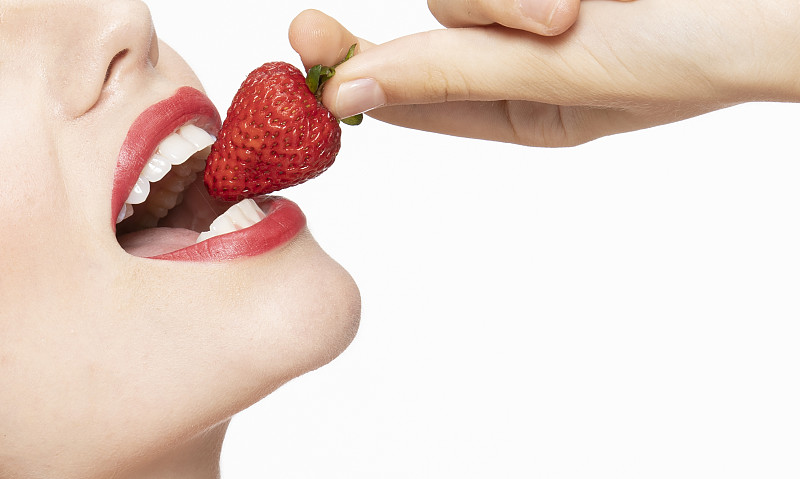 性感的嘴唇轻轻的咬着草莓图片素材