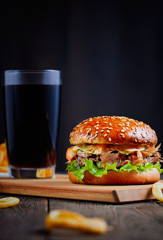 汉堡和饮料在桌子上的特写图片素材