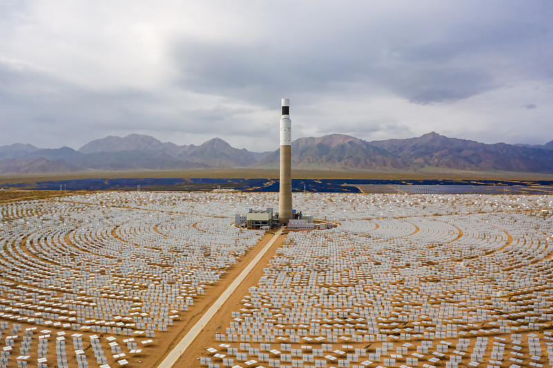 航拍戈壁沙漠太阳能发电站图片下载
